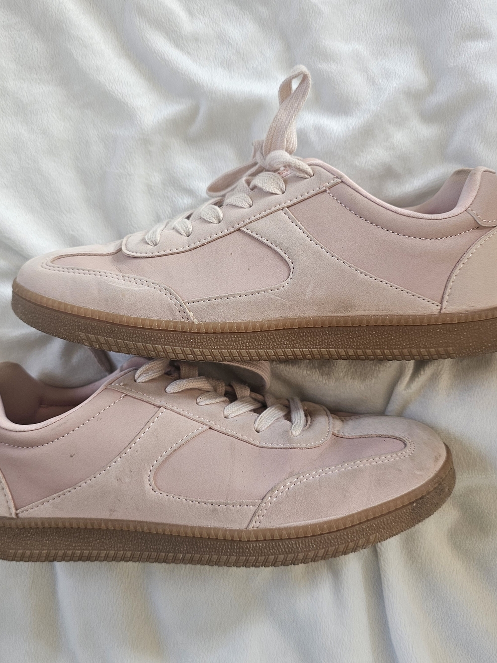 No Boundaries Women's Low-Top Sneakers in Light Pink with Gum Sole